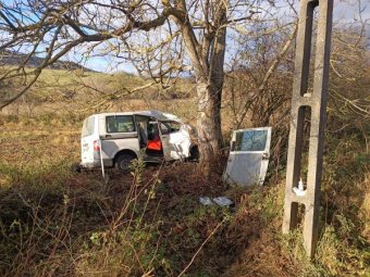 Kisbusz csapódott fának, SMURD-helikoptert is kivezényeltek a Kolozs megyei baleset helyszínére