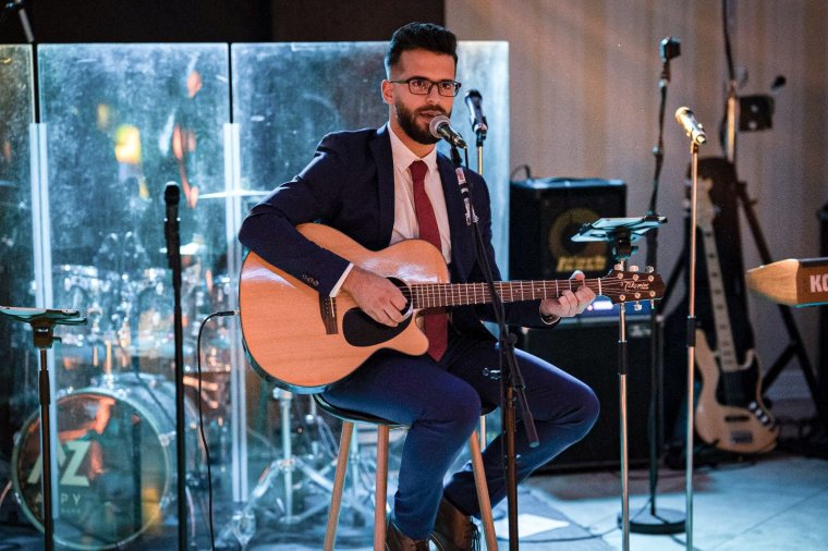 Zenével átlépni a nyelvi korlátokat: „lájközön” zúdult a Bagossy-dalt éneklő brassói román fiatalemberre