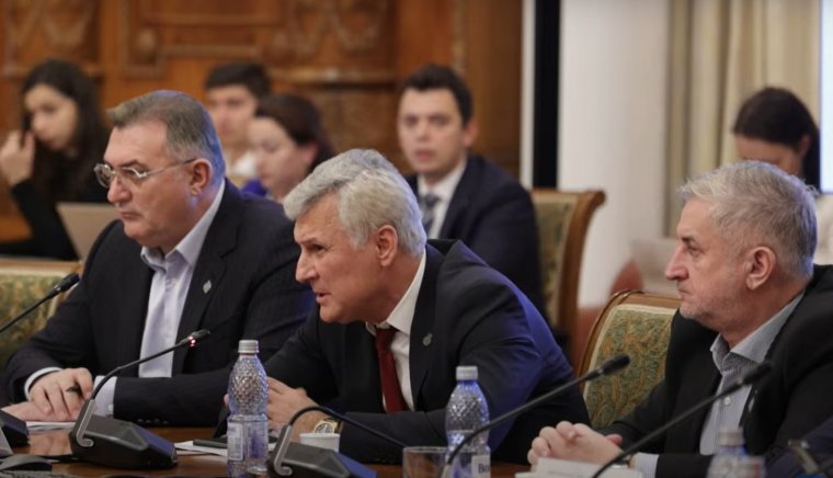 Műpéniszekről és plüssvaginákról is szó esett a nyugdíjtörvényről szóló bizottsági vitán a parlamentben