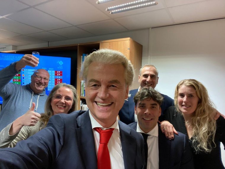 FRISSÍTVE – A magyar kötődéssel is bíró jobboldali jelölt pártja nyerte a hollandiai választást, Orbán Viktor már gratulált
