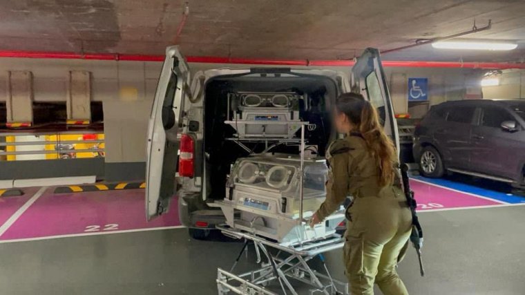 Átadta a Hamász terrorszervezet az első izraeli túszokat is