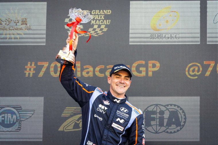 Michelisz Norbert nyerte az első alkalommal lezajlott túraautó világsorozat bajnoki címét