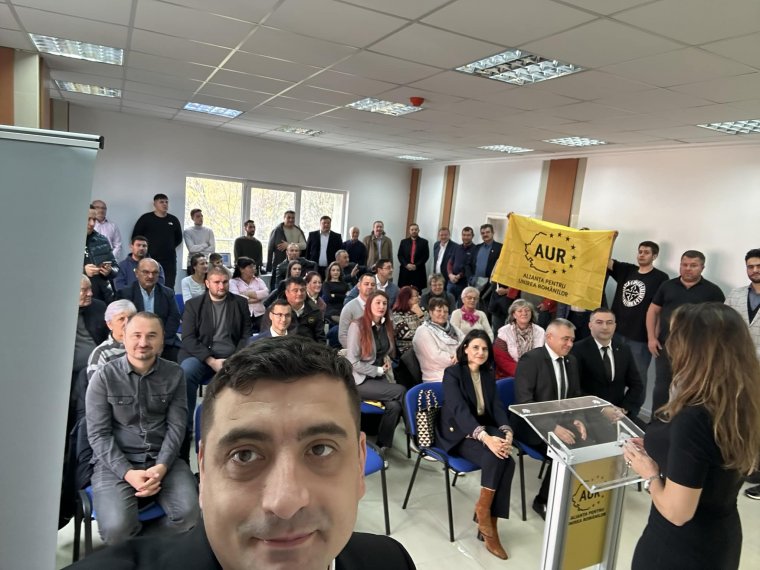 Simion a PSD kivételével hajlandó a koalícióra a fősodratú pártokkal, pedig az AUR EP-jelöltjeinek jó része PSD-s kötődésű
