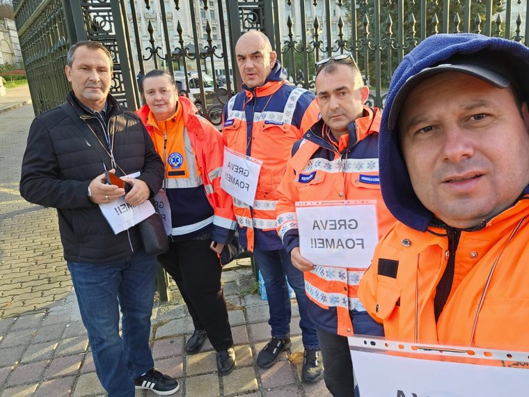 Éhségsztrájkkal, tüntetésekkel tiltakoznak a mentősök a nyugdíjtörvény számukra kedvezőtlen rendelkezési ellen