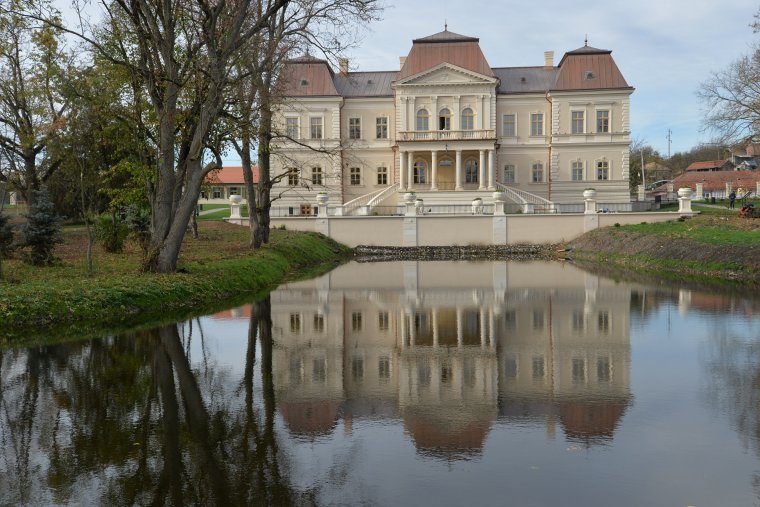 Átadták a felújított, régi pompájában tündöklő Bánffy-kastélyt a Kolozs megyei Válaszúton
