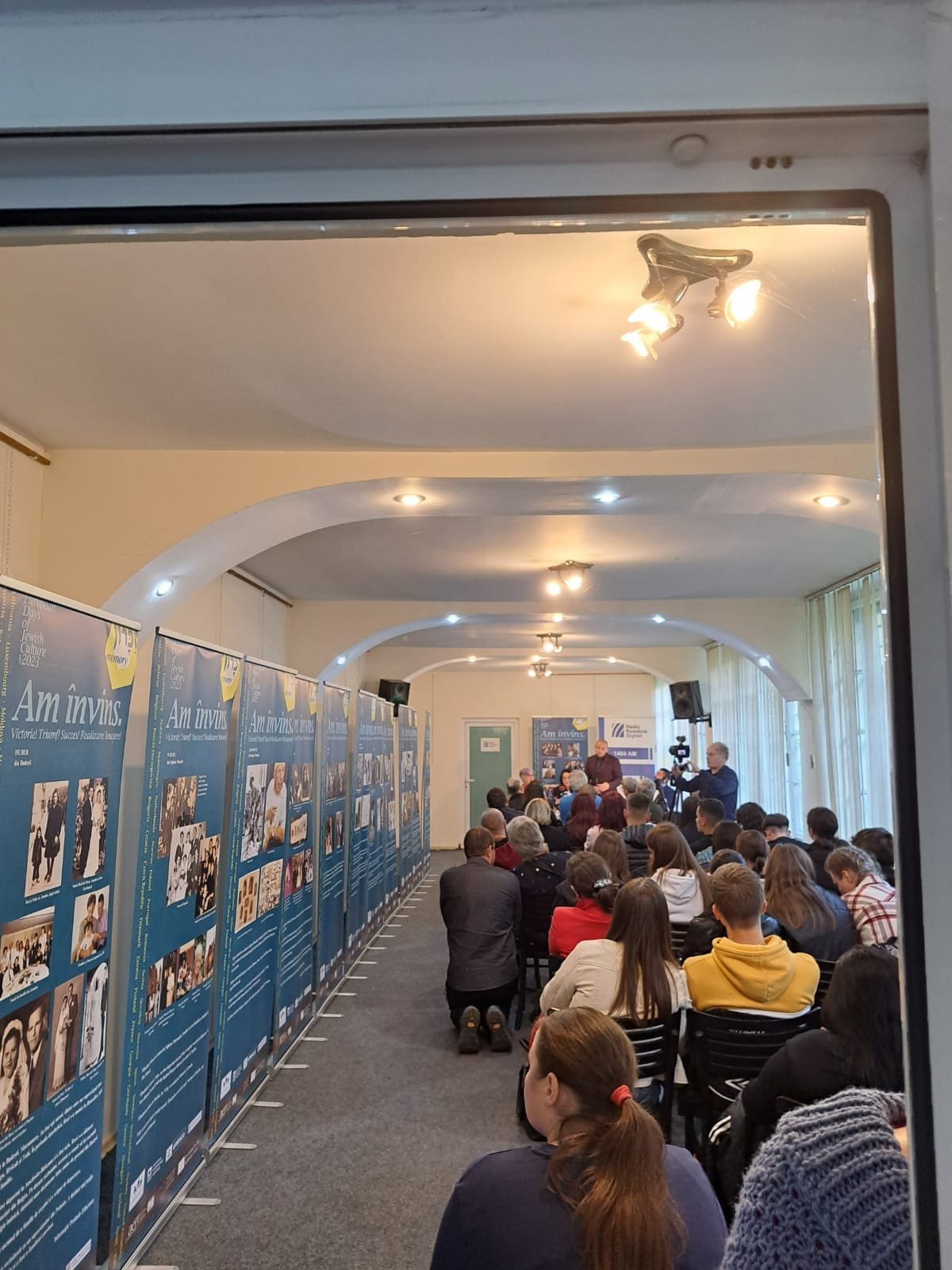 Máramaros megyei iskolákban is bemutatta az egyesület az egykori máramarosi zsidóság történeteit, a róluk készült képeket •  Fotó: Asociația Maramureș Heritage/Facebook