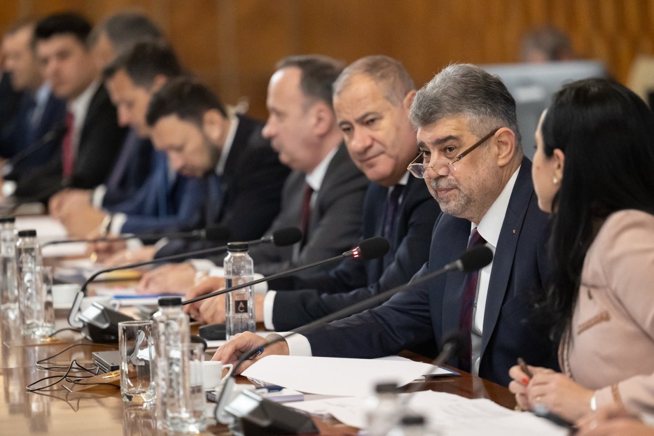 Marcel Ciolacu a szakszervezetek, a munkáltatók és a kormány képviselőit tömörítő testület keddi ülésén •  Fotó: Gov.ro