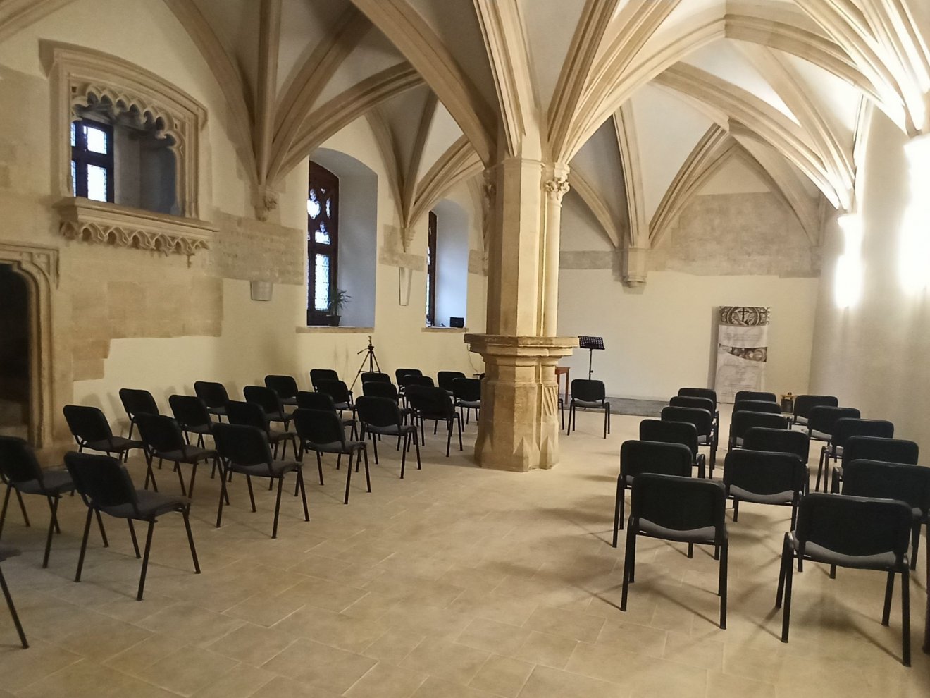 A kolozsvári ferences kolostor refektóriuma volt a konferencia helyszíne •  Fotó: Pantea Tibor OFM