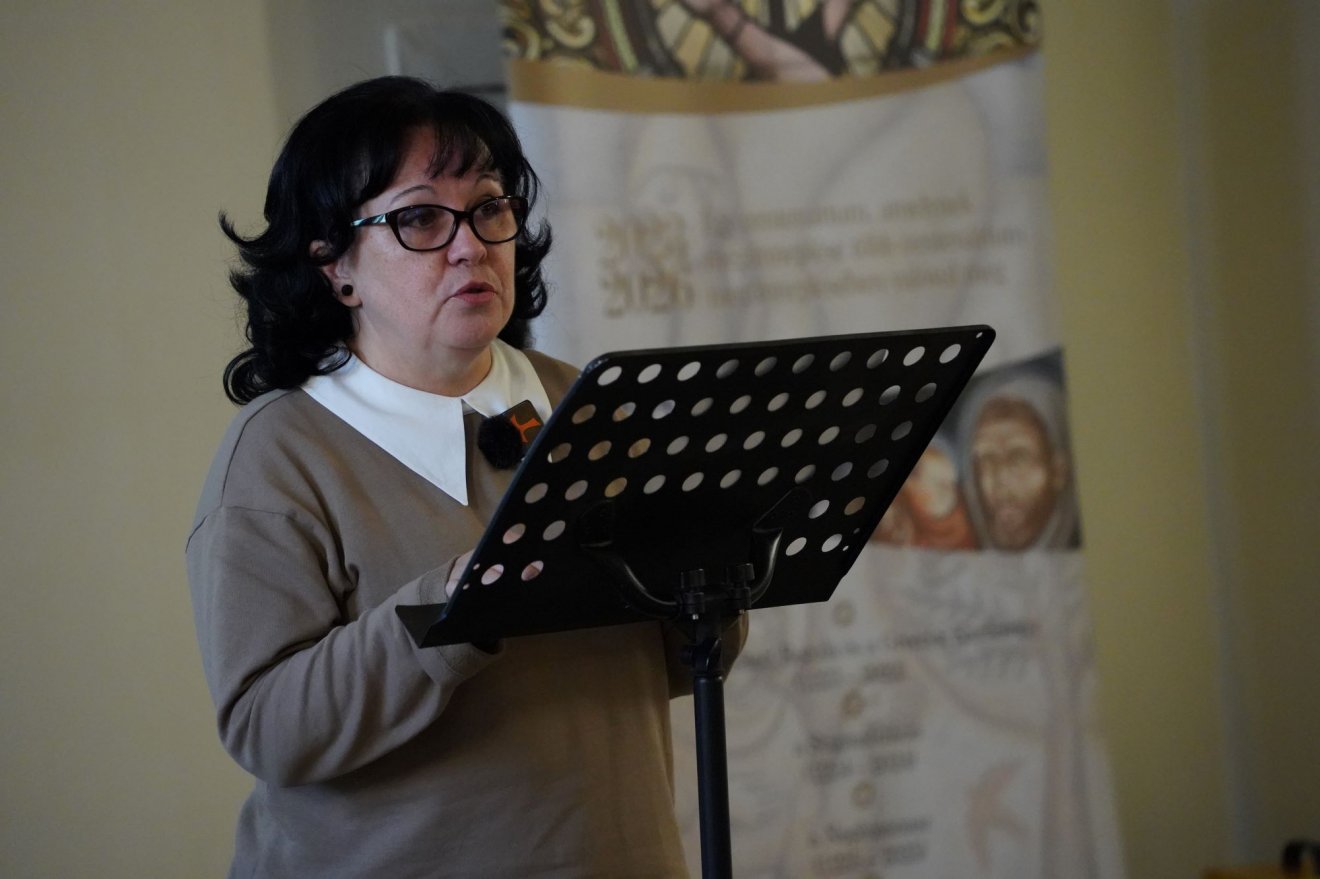 Lupescu Makó Mária történész, kolozsvári egyetemi docens Domonkosok Kolozsváron címmel tartott előadást •  Fotó: Pantea Tibor OFM