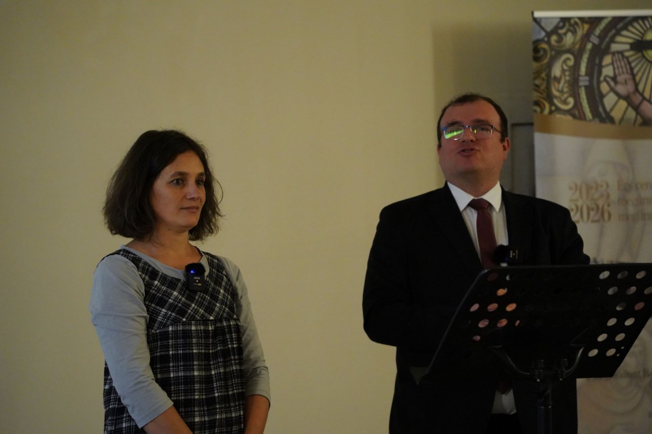 Kovács Mária-Márta művészettörténész és Ősz Előd egyháztörténész, levéltáros Magyar és német reformátusok az óvári templom körül címmel tartott előadást •  Fotó: Pantea Tibor OFM