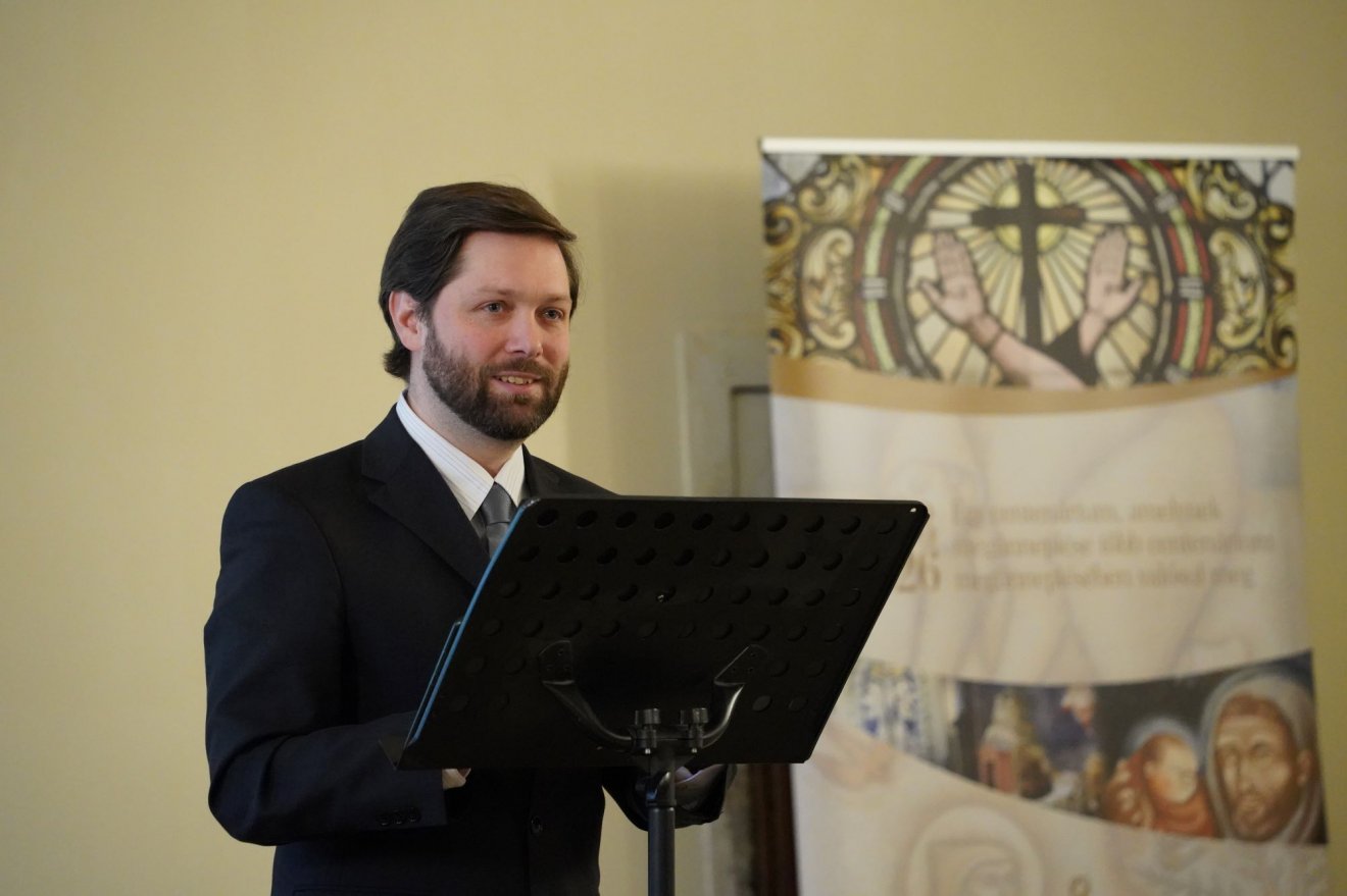Siptár Dániel történész, a Jézus Társasága Magyarországi Rendtartományának levéltár-igazgatója az Óvárban élő egykori jezsuiták életét ismertette •  Fotó: Pantea Tibor OFM