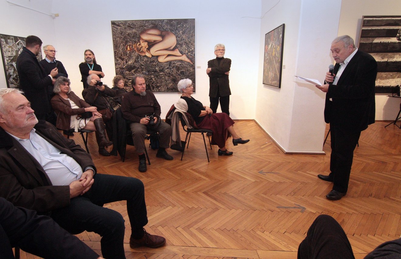 Selmeczi György zeneszerző (jobbra) méltatta Jovián György (középen, hátul) művészetét •  Fotó: Művészeti Múzeum