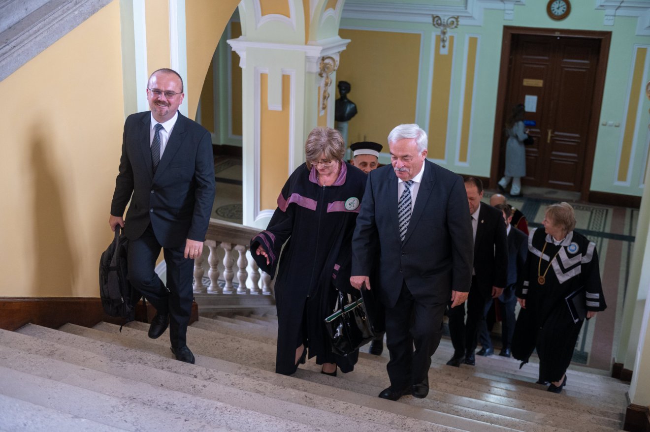 Kató Béla, az Erdélyi Református Egyházkerület püspöke (jobbról), mellette Lukács Olga egyetemi professzor, dékán a kar jubileumi ünnepségén •  Fotó: Református Tanárképző és Zeneművészeti Kar/Facebook