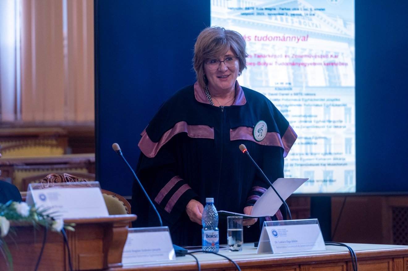 Lukács Olga, a Református Tanárképző és Zeneművészeti Kar dékánja: „jövőtől más szakokkal társul a vallásoktatói szak” •  Fotó: Református Tanárképző és Zeneművészeti Kar/Facebook
