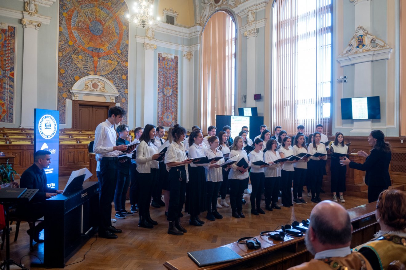 Kórusfellépés a november elején tartott jubileumi ünnepségen •  Fotó: Református Tanárképző és Zeneművészeti Kar/Facebook
