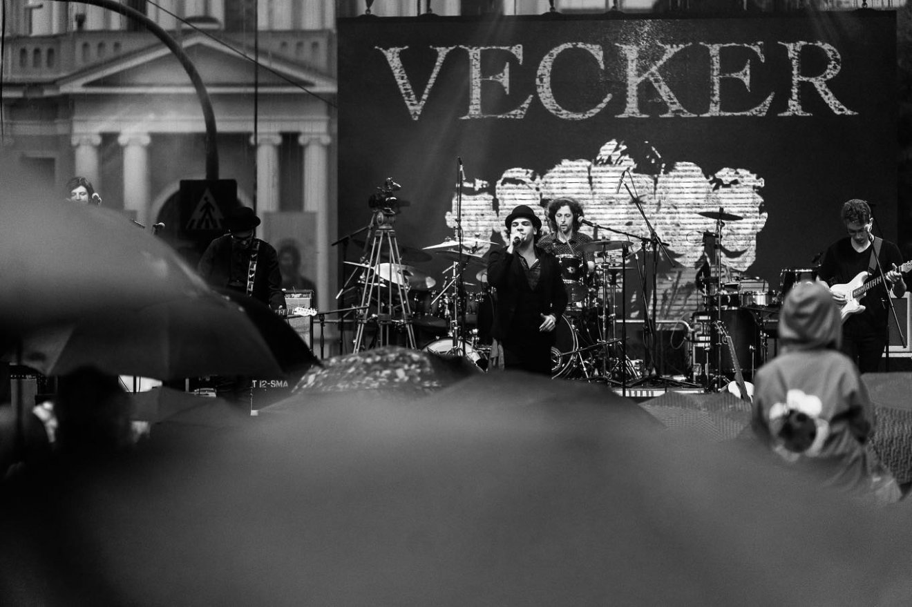A Vecker zenekar tagjainak barátsága örökre szól •  Fotó: Facebook/Nemes Tibor