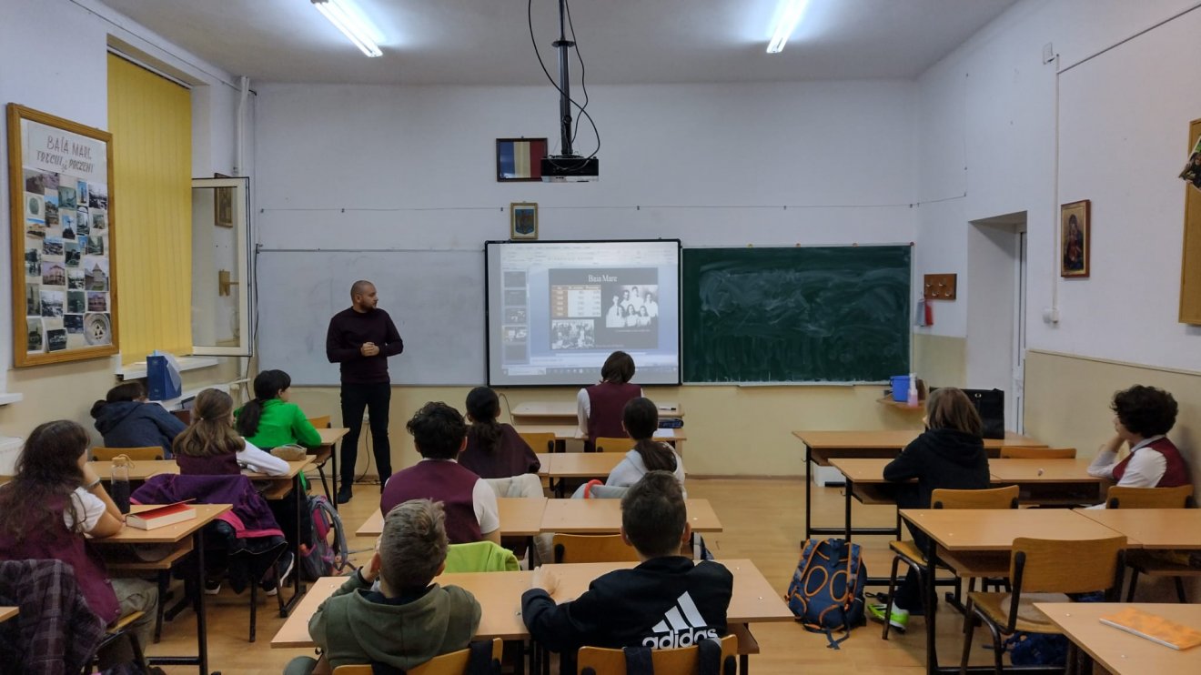 Robert Cotos iskolákban ismerteti a zsidóság emlékét őrző projektet •  Fotó: Robert Cotos/Facebook