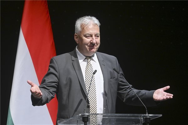 Semjén Zsolt szerint a honlapon keresztül minden releváns információ megkapható angolul és magyarul egyaránt •  Fotó: MTI/Koszticsák Szilárd