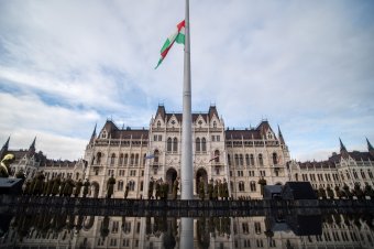 Felvonták, majd félárbócra engedték a nemzeti lobogót a budapesti Országház előtt