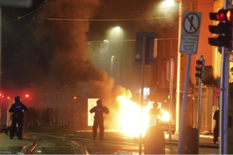 Súlyos zavargások Dublinban egy késelés után, amelyben gyerekek is megsérültek