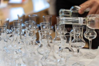 Besztercei szilva, vadmálna, mákos meggy: díjazták a legjobb erdélyi pálinkákat és párlatokat