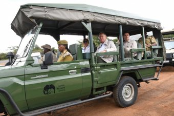 Elnöki szafari: Iohannis kétes hasznú afrikai körútjával reklámozza saját kenyai útjait egy élelmes utazási iroda