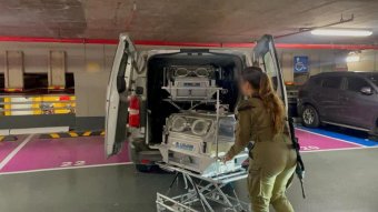 Átadta a Hamász terrorszervezet az első izraeli túszokat is