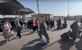 Szerdán újabb több tucatnyi román állampolgár hagyhatja el a Gázai övezetet, miután kedden közel százan kijutottak