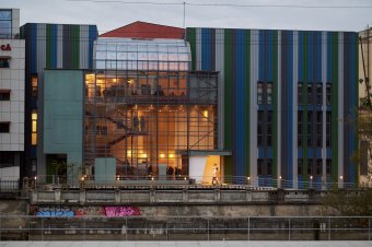 „Nem sziget a teátrum, minden kolozsvárinak szól” – 15 éves a magyar színház Szamos-parti stúdióépülete