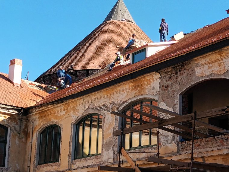 Új felfedezéseket tettek, még több időt és pénzt emészt fel a restaurálási „ostrom” a borosjenői várban