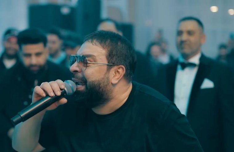 Csalás gyanúja miatt vették őrizetbe az egyik legismertebb román maneleénekest