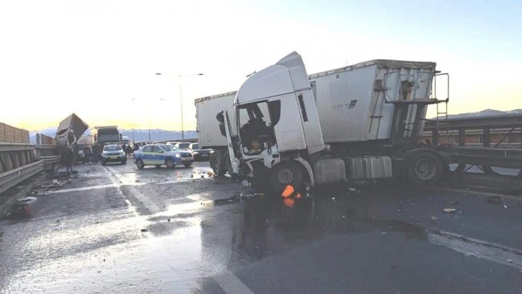 Teherautók ütköztek Nagyszeben közelében, többen kórházi kezelésre szorulnak