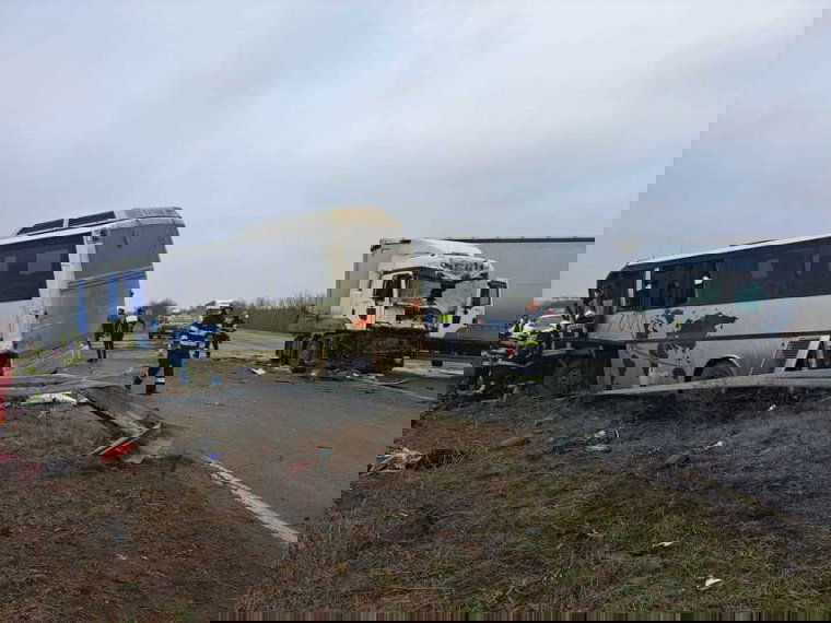 Busz és kamion ütközött Temes megyében, több mint tíz mentőautó mellett helikoptert is a helyszínre küldtek