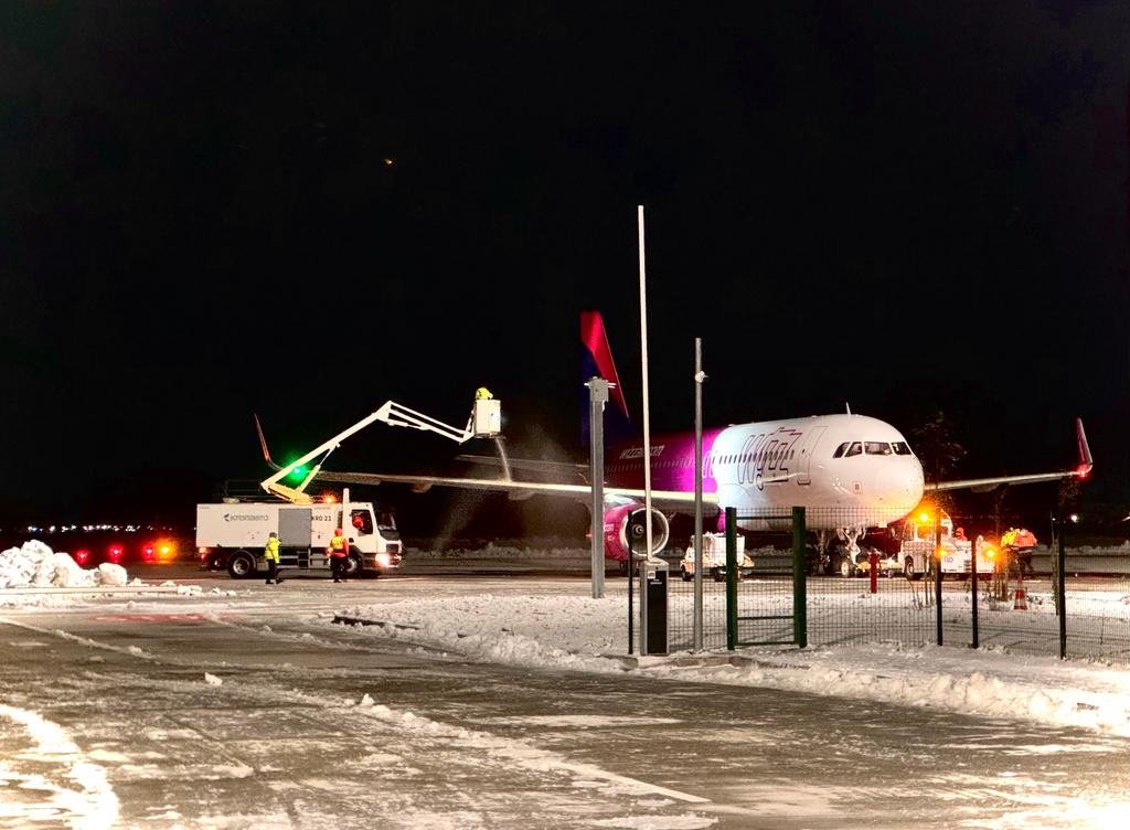 Felszámolják a fagyos viszonyokat. Több gépet fogadhat a brassói reptér, jelentkezőkre várnak •  Fotó: Facebook/Aeroportul Internațional Brașov