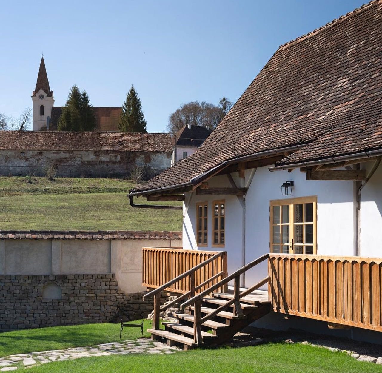 A Bethlen-örökösök több régi házat felújítottak Keresden •  Fotó: Facebook/Bethlen Estates Transylvania