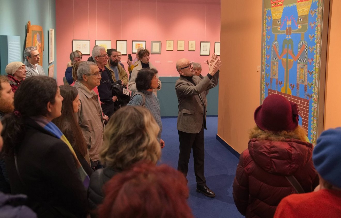 Tárlatvezetés a Victor Brauner-kiállításon •  Fotó: Román Nemzeti Művészeti Múzeum