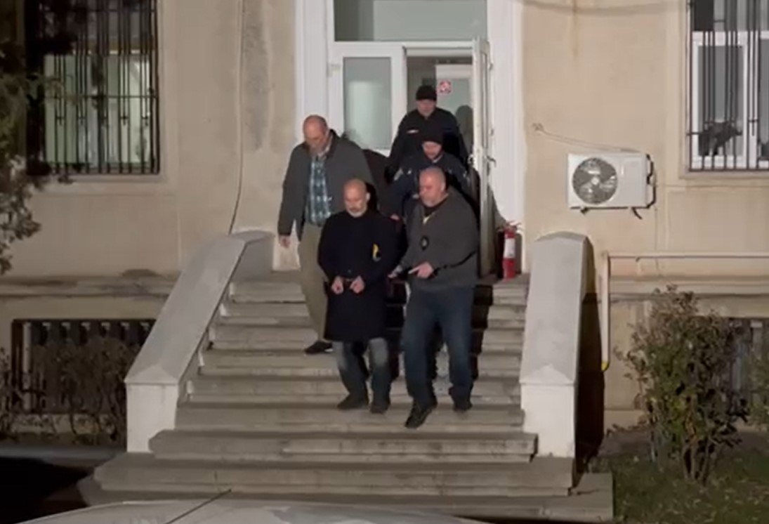 Rendőrök kísérik Cornel Dinicut a bíróságról a fogdába •  Fotó: Videófelvétel
