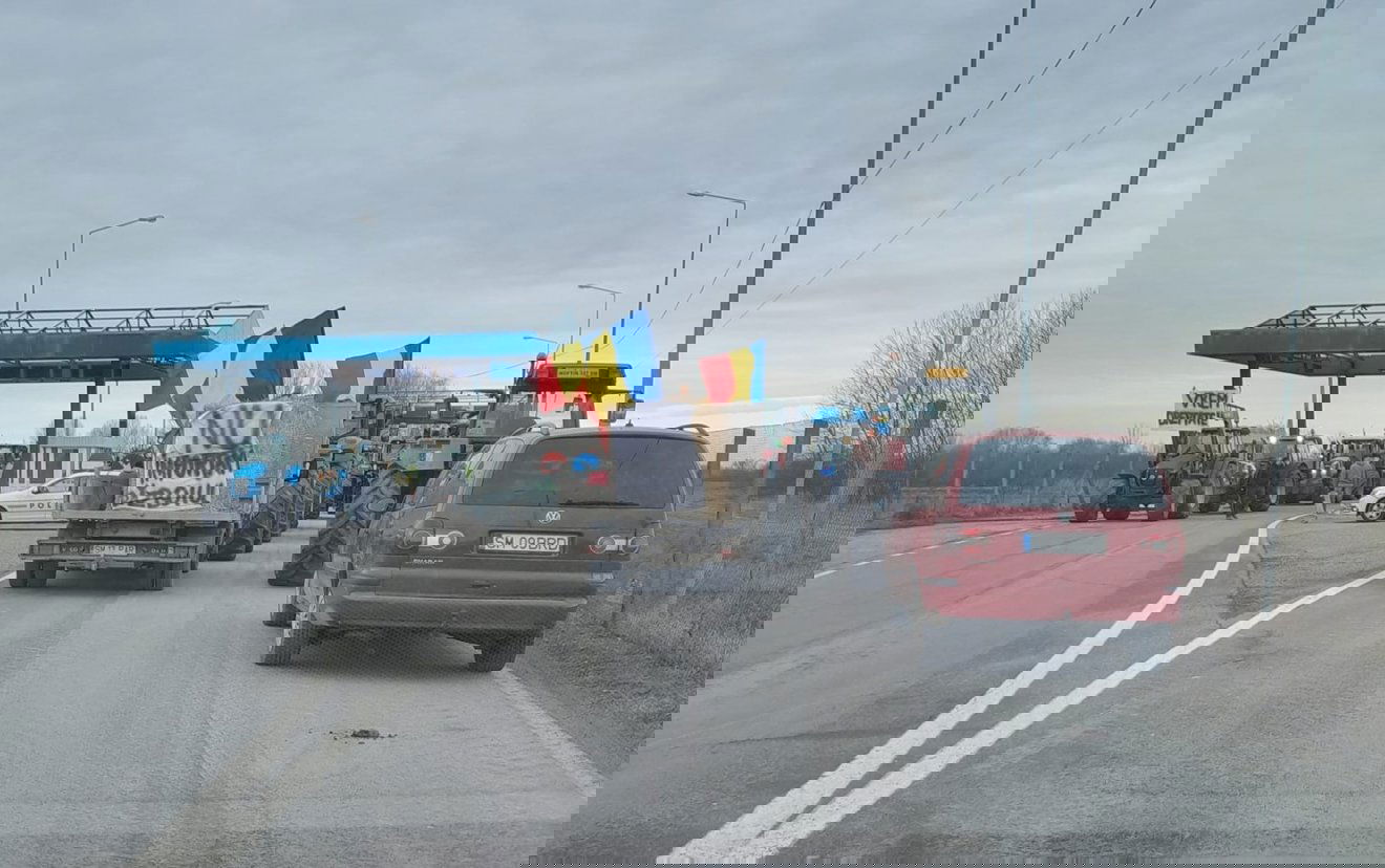A mezőgazdasági termelők traktoraikkal lezárták a forgalmat a határátkelőhöz vezető úton •  Fotó: Videófelvétel