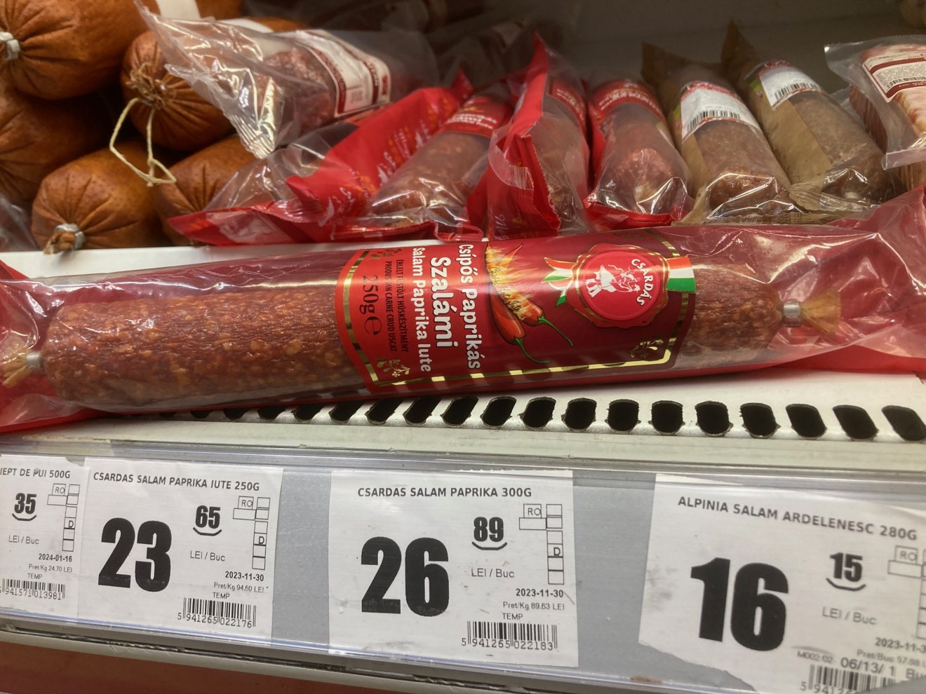 A piros-fehér-zöld szalagos csomagolással, magyar és román felirattal forgalmazott „csárdás” szalámicsaládot a bukaresti székhelyű Cris-Tim készíti •  Fotó: Gazda Árpád