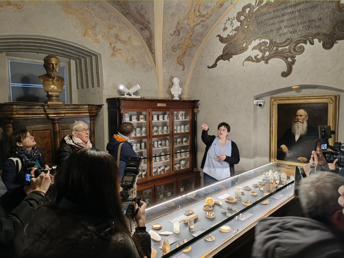 Ana-Maria Gruia kurátor tárlatvezetése a kolozsvári Gyógyszerészeti Múzeum újranyitásán a felújított Hintz-házban •  Fotó: Tóth Gödri Iringó