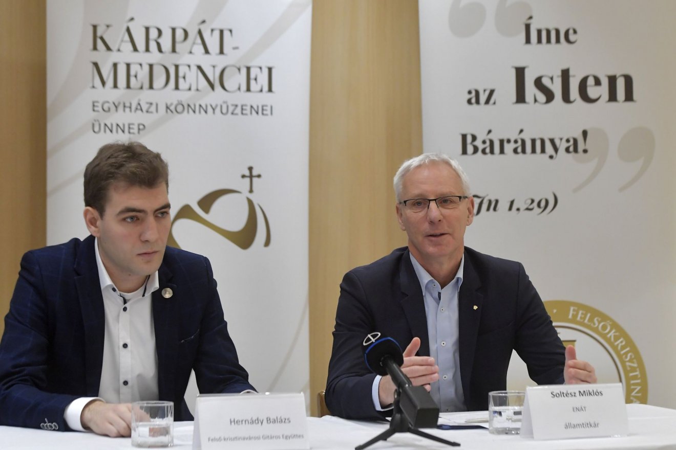 Soltész Miklós, a Miniszterelnökség egyházi és nemzetiségi kapcsolatokért felelős államtitkára, a koncert fővédnöke (jobbról) és Hernády Balázs, a Felső-krisztinavárosi Gitáros Együttes vezetője •  Fotó: MTI/Soós Lajos