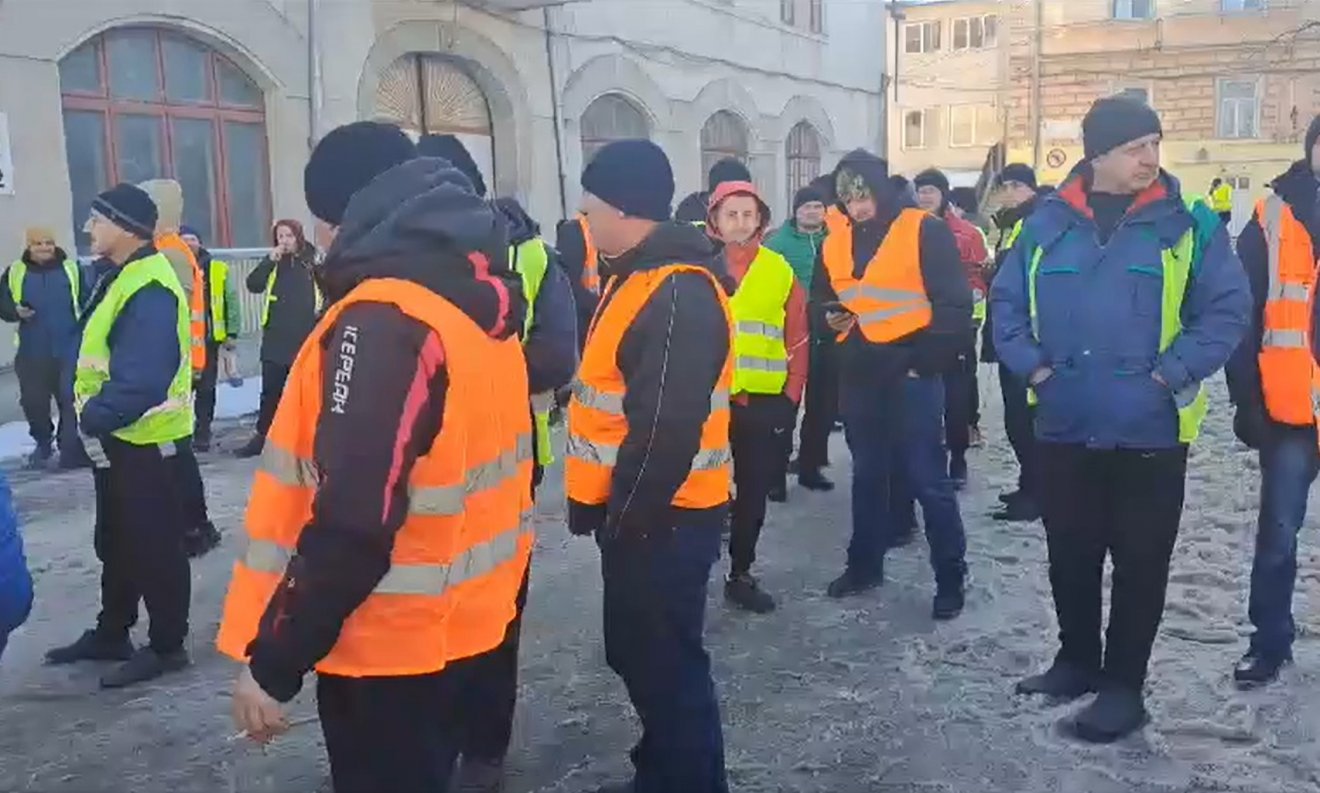 A kamionosok azért elégedetlenkednek, mert a hosszú várakozási idő alatt elfogyott az üzemanyaguk, élelmük és vizük •  Fotó: Videófelvétel