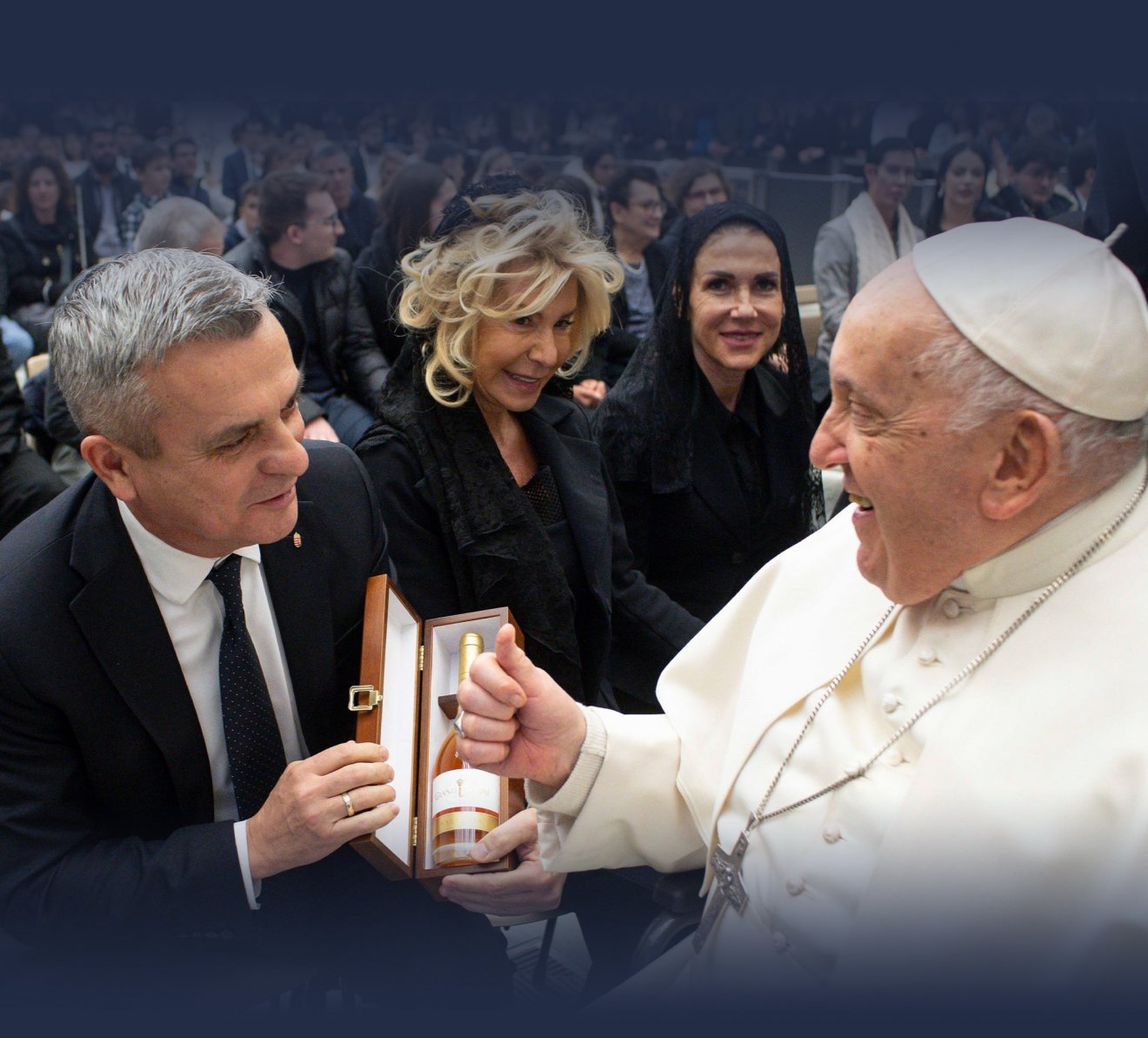 Ferenc pápa megáldja a Rókusfalvy Pál által bemutatott Tokajit •  Fotó: Vatican News