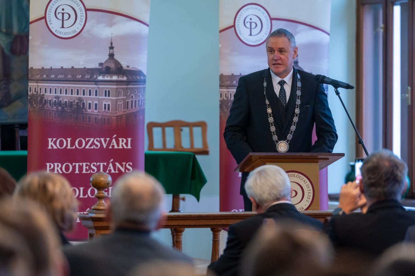 Kovács Sándor unitárius lelkész, egyetemi oktató, a Kolozsvári Protestáns Teológiai Intézet rektora az évforduló ünneplésén •  Fotó: Kiss Gábor/Erdélyi Református Egyházkerület