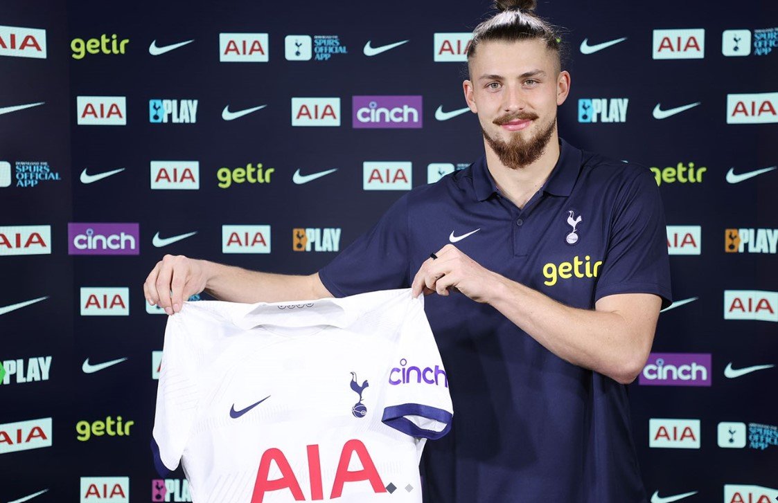 Belebújhatott. Radu Drăgușin az angol Tottenham Hotspur mezével •  Fotó: Tottenhamhotspur.com