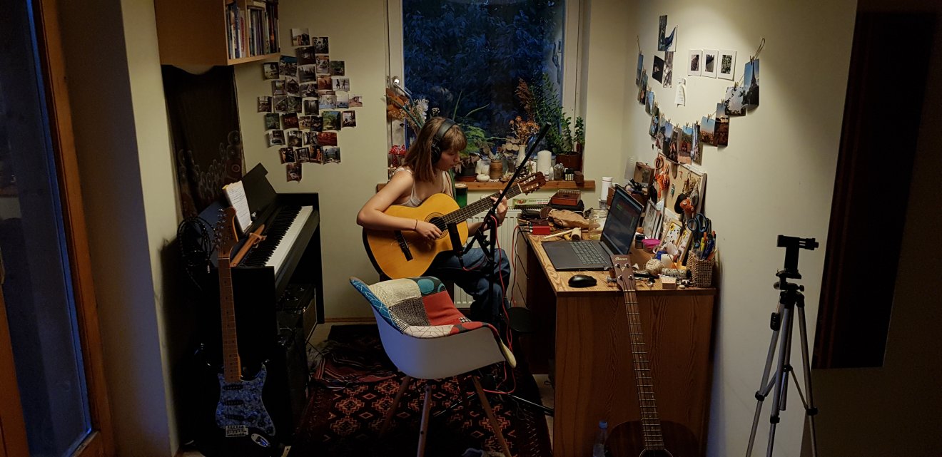 Rebi sokat gyakorolva haladt a komplexebb jazz akkordok autodidakta felfedezése felé •  Fotó: Rebi és Bori