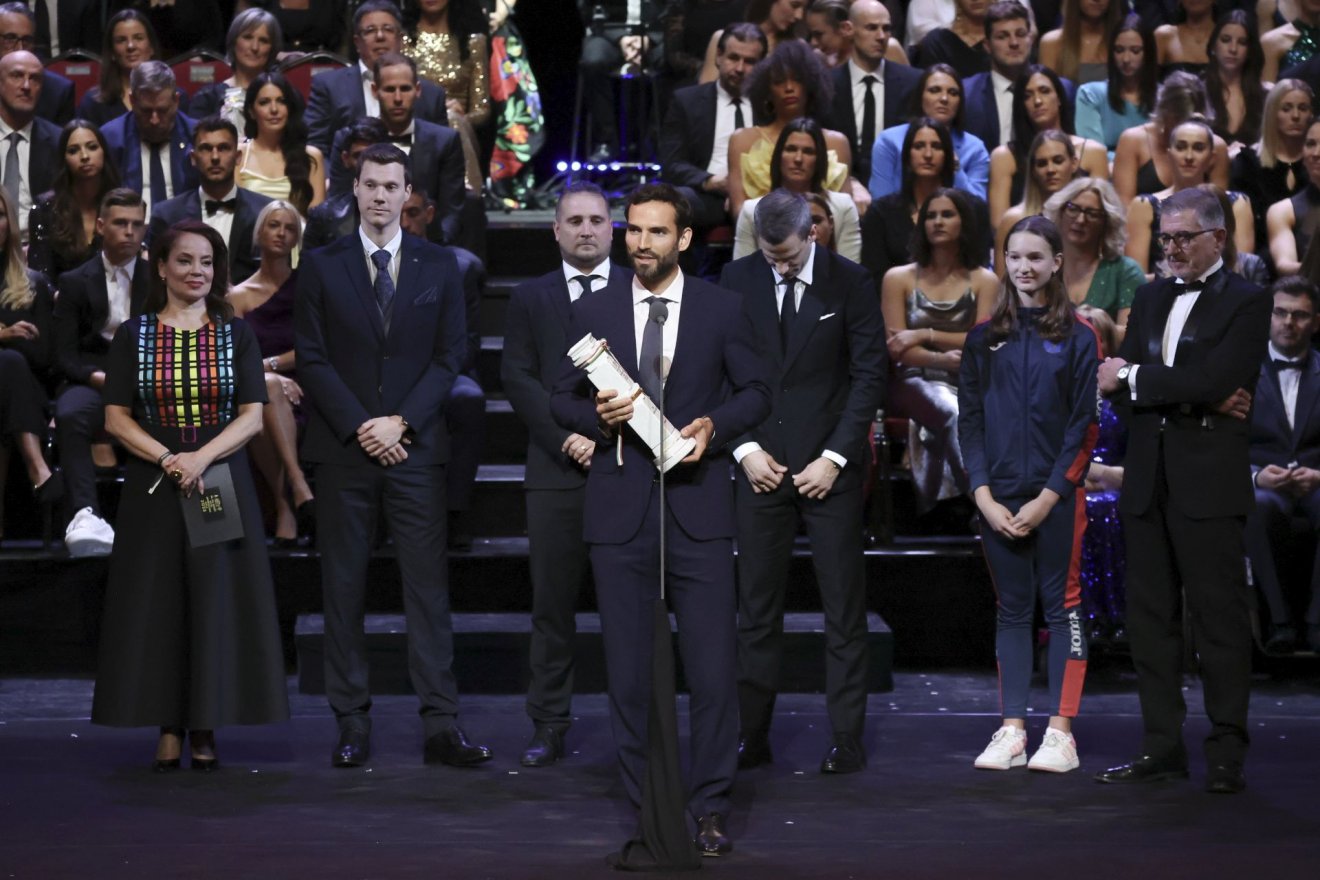 Szilágyi Áron, a férfi kardválogatott tagja beszél, miután átvette az egyéni sportágak csapatversenyei kategóriában győztes férfi kardválogatott nevében a díjat •  Fotó: MTI/Hegedüs Róbert