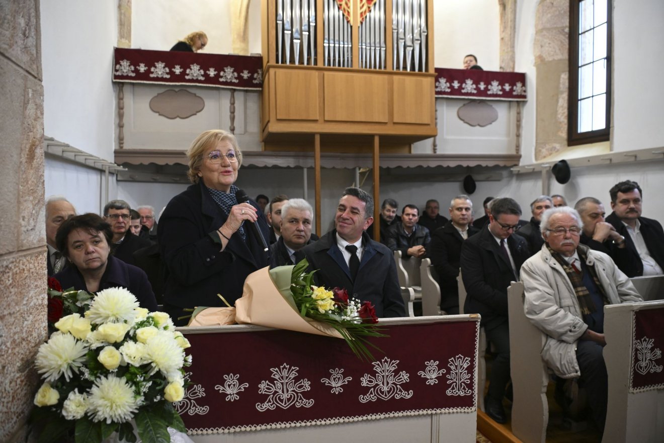 Szili Katalin miniszterelnöki főtanácsadó beszédet mond a Csűry Bálint nyelvész és nyelvjáráskutató tiszteletére rendezett megemlékezésen Egriben, a református templomban •  Fotó: MTI/Czeglédi Zsolt