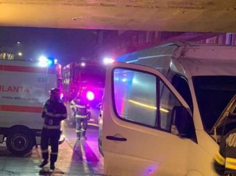 Elakadt egy aradi felüljáró alatt egy kisbusz, az erős ütközésben hat személy megsérült