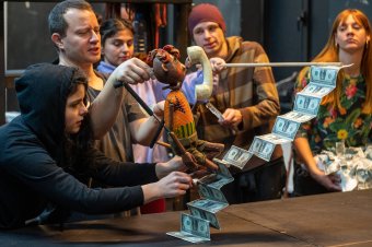 Önfeláldozó szeretetről szól a temesvári Csiky Gergely Állami Magyar Színház bábtagozatának új előadása, a Badu mama gyermekei